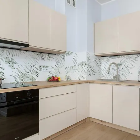 Beige And Pink In With Balcony And Desk By Renters Apartman Sosnowiec