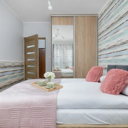 Beige And Pink In With Balcony And Desk By Renters Apartman Sosnowiec