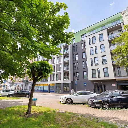 Beige And Pink In With Balcony And Desk By Renters Apartman Sosnowiec
